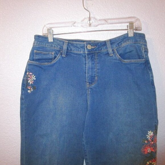 Croft & Barrow EMBROIDERED Denim Size 12 JEANS Crop STRETCH Mid Rise BOHO Flower - Picture 2 of 9